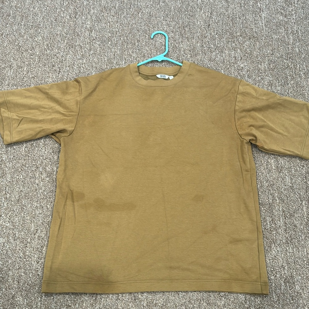 Uniqlo t shirt